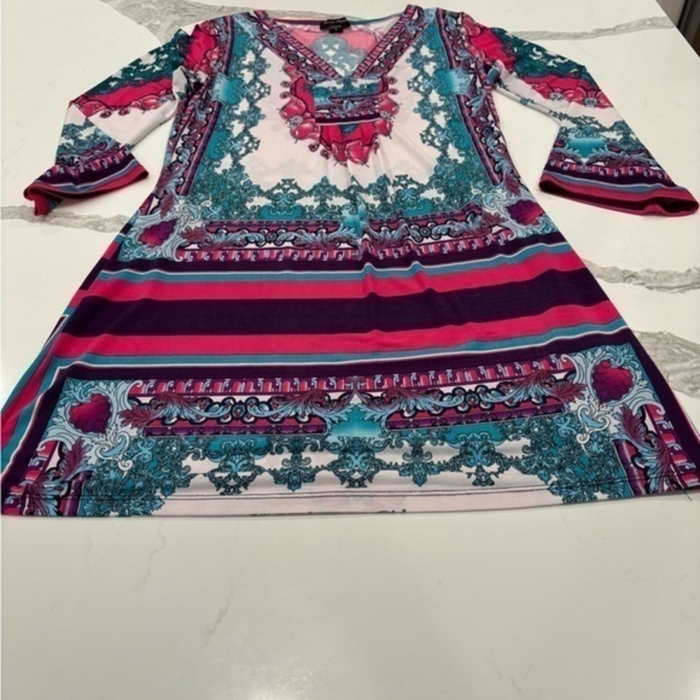 Fabulous dress with wide sleeves, gorgeous colors women’s size‎ medium
